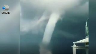 Priveliste infricosatoare in insula Santorini din Grecia! Tornada uriasa filmata pe mare