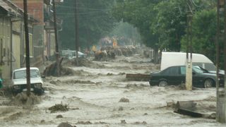 Inundatiile fac prapad in China. 5 oameni au murit si alti 16 sunt cautati dupa ce au fost luati de ape