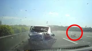 Imagini socante!Un copil este aruncat dintr-o masina, in timpul unui cumplit accident. Micutul cade in mijlocul autostrazii