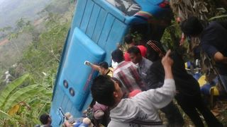 Accident cu cel putin 21 de morti. Autocarul plin cu pasageri a cazut in prapastie