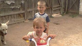 Sfarsit crunt pentru un copil de 6 ani! Se intorcea cu sora mai mica de la gradinita cand a calcat pe un placaj, care acoperea o fosa septica