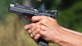 Un barbat si-a impuscat sotia si alte patru persoane, apoi s-a sinucis, chiar inainte sa il prinda politistii din California