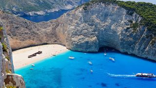 Zakynthos - Cel putin sapte oameni au fost raniti dupa ce o parte din faleza stancoasa s-au prabusit peste plaja Navagio