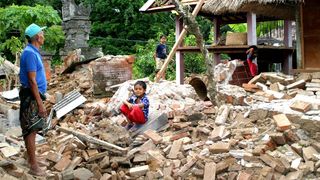 Bilanţului victimelor cutremurului urmat de un tsunami pe Insula indoneziană Sulawesi depăşeşte 1.400 de morţi. Speranţa găsirii unor supravieţuitori scade