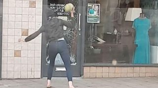 O femeie a fost filmata in timp ce spargea cu un pepene geamul unui magazin de mobila.