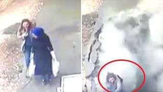 Momentul halucinant &icirc;n care două femei sunt &icirc;nghiţite de păm&acirc;nt. Stăteau de vorbă pe trotuar c&acirc;nd o groapă uriaşă le-a &icirc;nghiţit - VIDEO