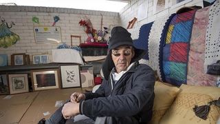 Povestea omului fără adăpost care şi-a creat propriul cămin &icirc;ntr-o parcare: "&Icirc;mi place un pic de lux". Iată cum arată casa lui