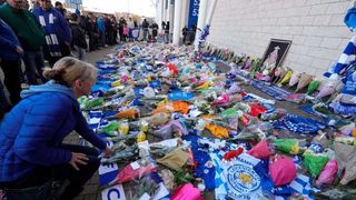 Miliardarul de la Leicester, pl&acirc;ns de mii de fani. &Icirc;n cur&acirc;nd se va afla cauza tragediei, cutia neagră a fost recuperată