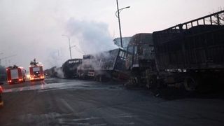 Explozie uriaşă l&acirc;ngă o uzină din China! 50 de camioane au sărit &icirc;n aer! Cel puţin 22 de persoane şi-au pierdut viaţa, iar alte 22 sunt rănite grav