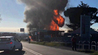 Explozie l&acirc;ngă Roma, la o staţie de alimentare cu carburant. Doi morţi şi zece răniţi