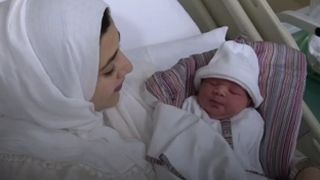 Premiera in medicina: copil nascut dintr-un ovar congelat. Femeia a sperat pana in ultima clipa, desi medicii i-au spus ca nu va putea avea copii: "Este un miracol"