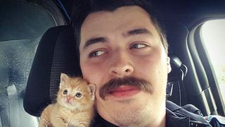Pare o poza dragalasa cu o pisica si un ofiter de politie! Cand o sa afli povestea din spatele imaginii o sa lacrimezi! RESPECT!