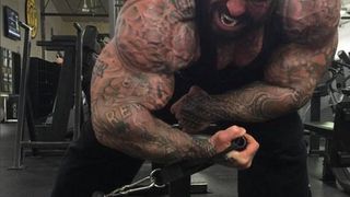 Tipul asta consuma steroizi de 27 de ani! Plateste peste 2.500 de dolari lunar pe medicamente! Are peste 140 de kilograme si arata asa!