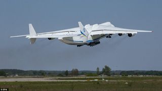 Cel mai mare avion din lume! Este de doua ori mai mare decat un Boeing 747