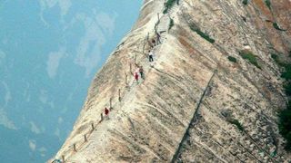 Aceasta carare periculoasa din munte duce intr-un loc surprinzator