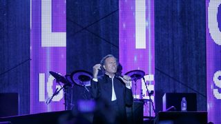 Julio Iglesias a facut show la Iasi! Celebrul artist de 72 de ani a cantat trei ore fara intrerupere