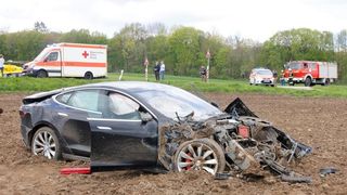 Primul accident cu un model Tesla! Masina s-a facut praf dupa ce a zburat 25 de metri prin aer!