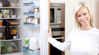 Si tu tii laptele pe usa frigiderului? Specialistii ne avertizeaza sa nu mai facem asta