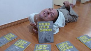 S-a nascut cu capul intors pe spate, iar medicii i-au spus mamei sa nu il mai hraneasca si sa il lase sa moara! Acum, are 40 de ani si a scris o carte