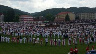 Peste 5.000 de romani au reinviat unul dintre cele mai vechi si frumoase dansuri populare! Uite cat de tare arata o "roata" din Bistrita-Nasaud!