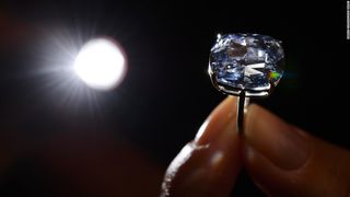 Diamant de 12 carate, vandut cu 48 de milioane de dolari