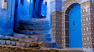 Orasul "cerului". Motivul surprinzator pentru care toate cladirile din aceasta localitate sunt albastre