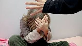 Caz uluitor. Un barbat s-a casatorit cu femeia care l-a violat cand avea 12 ani. Sunt impreuna de mai bine de zece ani si au impreuna doi copii