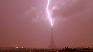 Imagine spectaculoasa! Turnul Eiffel, lovit de fulger!