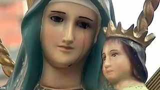 Mii de oameni s-au inghesuit pentru a vedea statuia Fecioarei Maria care plange cu lacrimi de sange: "Este un miracol"