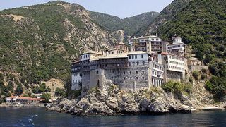 De ce nu au voie femeile pe Muntele Athos? Explicatia data de un istoric renumit