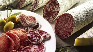 Reteta salamului de Sibiu. A fost inventata la Sinaia de Filippo Dozzi