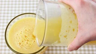 Secretul "laptelui galben". Cum se prepara si ce boli tine la distanta