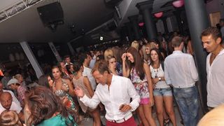 Radu Mazare s-a intors la vechile obiceiuri. Fostul edil al Constantei a fost surprins intr-un club de muzica greceasca, alaturi de o blonda