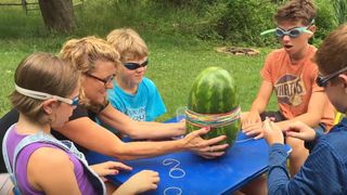 Experiment inedit. Ce au facut patru copii cu un pepene urias si peste 300 de benzi elastice. Rezultatul este spectaculos