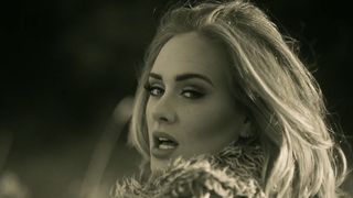 Adele si-a cumparat in secret o vila de 9,5 milioane de dolari, cu 4 dormitoare in Los Angeles!
