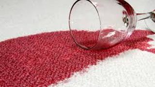 Scoate mirosul neplacut din haine cu vodka si petele incapatanate cu pudra de talc. Iata cum!