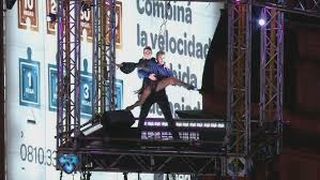 Au dansat tango la 60 de metri inaltime si au intrat in Cartea Recordurilor. Spectacolul a fost unul memorabil