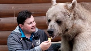 O familie din Rusia a adoptat un pui de urs in urma cu 23 de ani. Stepan are peste doi metri in inaltime si mananca 25 de kg de mancare zilnic