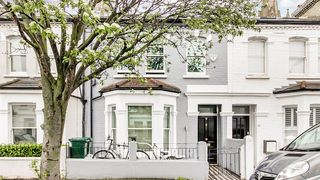 Cum arata casa in care a copilarit Harry Potter. Vila din vestul Londrei a fost scoasa la vanzare pentru 1.45 milioane de lire