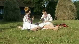 Maramuresencele nu renunta la portul popular nici la plaja! Cum se bronzeaza ele vezi intr-un material de exceptia marca Stirile Kanal D!