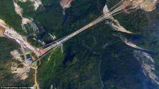 Cel mai lung pod din lume va fi inaugurat la sfarsitul acestui an. Constructia este uimitoare si terifianta in acelasi timp!