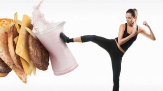 Tii dieta in timpul saptamanii si in weekend iti dai frau liber la mancare? Iti pui in pericol sanatatea, sustin specialistii