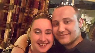 Povestea tulburatoare a unui baiat de 19 ani care a gasit-o pe cea care i-a dat nastere pe Facebook. Cand s-au intalnit, lucrurile au luat o intorsatura ciudata