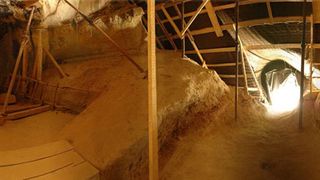 &ldquo;Templul Extraterestilor&rdquo;, locul unde se petrec fenomene inexplicabile! Despre pestera de la Sinca Veche, preotii spun ca e o manastire veche, insa locuitorii sunt de alta parere