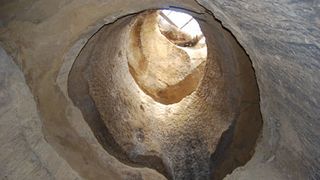 Din pestera este sapat un horn pana la suprafata, unde se vede doar cerul