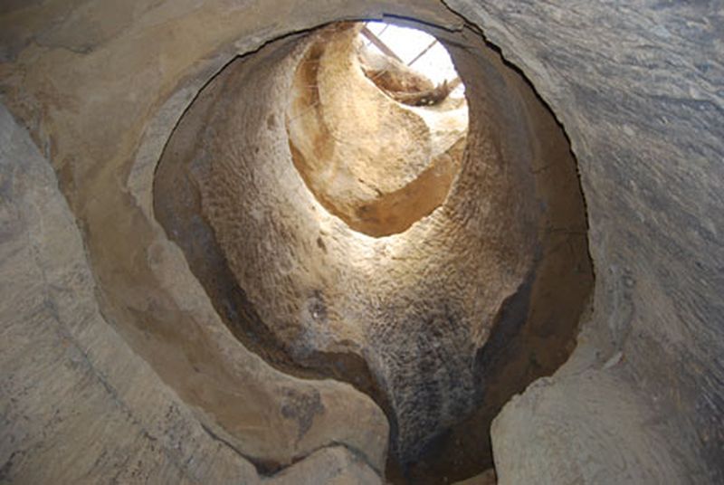 Din pestera este sapat un horn pana la suprafata, unde se vede doar cerul