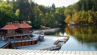 Lacul Ursu din Romania detine trei recorduri mondiale! Este unul dintre cele mai frecventate locuri din tara!