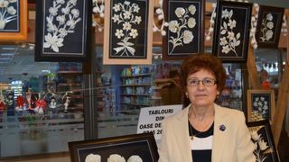 O pensionara din Vaslui transforma oasele de peste in tablouri si ornamente exceptionale. Totul a inceput de la o "ciorba de peste"