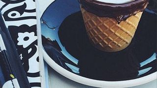 Te imbie doar cand o privesti! Cafeaua servita intr-un cornet de ciocolata, noua tendinta