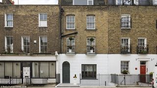 La prima vedere pare un apartament normal, insa interiorul te va lasa cu gura cascata! Cum arata locuinta unuia dintre cei mai celebri designeri din lume